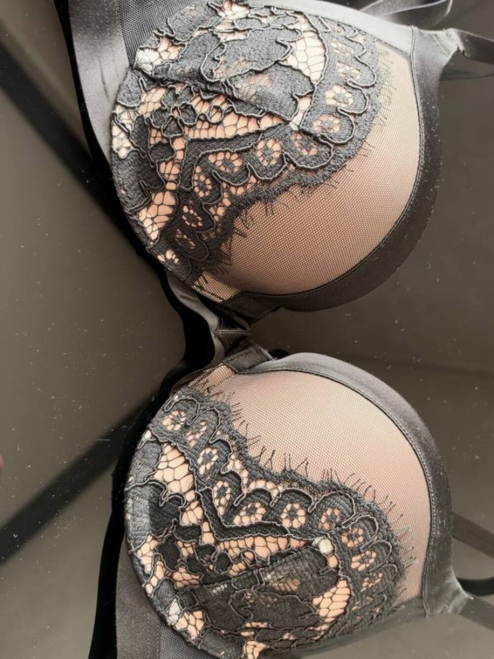 Victoria's Secret Very Sexy Push-Up Bra Black Lace 32C